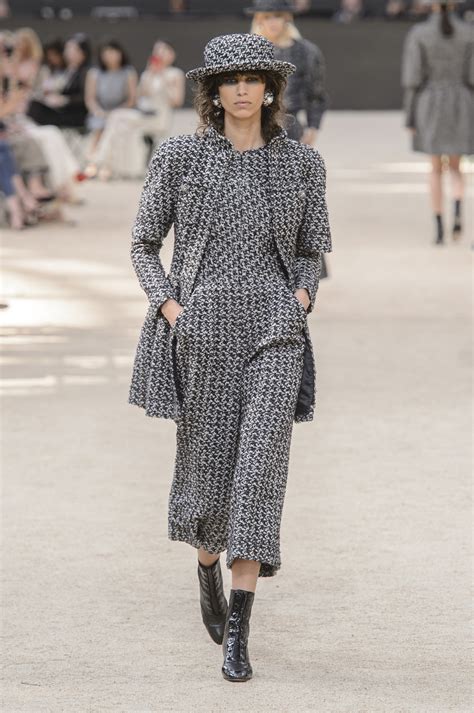 défilé de mode chanel 2017|Chanel fall 2017.